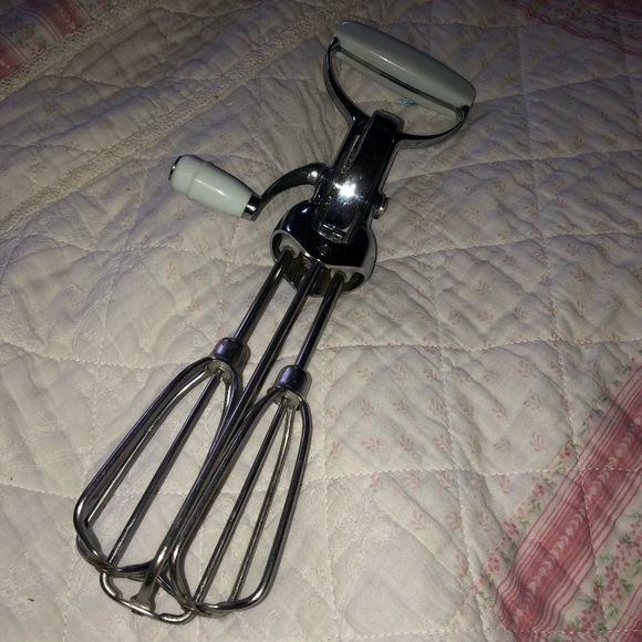 Vintage Hand Mixer with White Handles - farmhouse ready - off the grid- camping - Picture 1 of 8